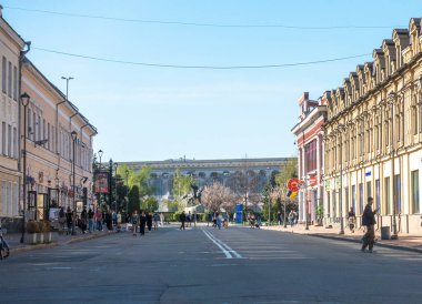 Kyiv, Ukrayna. 9 Nisan 2024 Kyiv 'de bir bahar günü Sagaidachnogo Caddesi manzarası