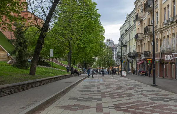 Kiev, Ukrayna. 15 Nisan 2024 Zolotovorotsky geçidi baharda Kyiv 'de