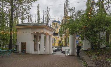 Vladimir Katedrali ve Kyiv 'deki Fomin Botanik Bahçesi sütunlu antik giriş grubu manzarası