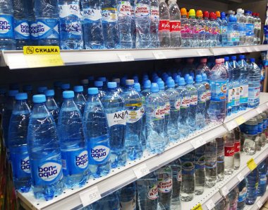 Tambov. - Rusya. 23 Ekim 2018 Süpermarket raflarında içme suyu