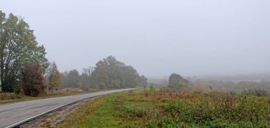 Sonbaharda yol üzerinde sabah sisi