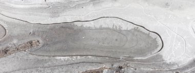 Su birikintisinin yüzeyindeki buz tabakası.