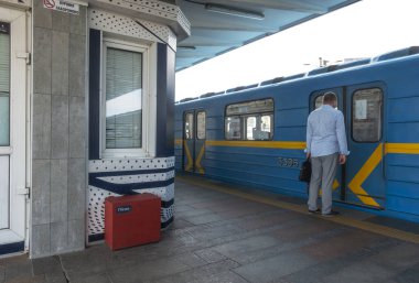 Kyiv, Ukrayna, 17 Haziran 2025. Kyiv 'deki Levoberezhnaya metro istasyonunda tren..