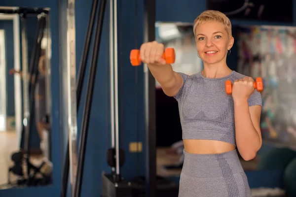 Wanita Kebugaran Memegang Dumbel Gym Konsep Kesehatan Dan Gaya Hidup — Stok Foto