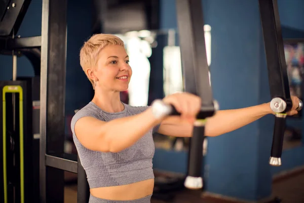 Wanita Kebugaran Melakukan Latihan Pada Mesin Dada Terbang Gym Konsep — Stok Foto