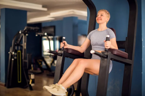 Wanita Kebugaran Melakukan Latihan Perut Gym Konsep Kesehatan Dan Gaya — Stok Foto