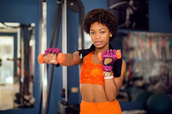 Wanita Kebugaran Memegang Dumbel Gym Konsep Kesehatan Dan Gaya Hidup — Stok Foto