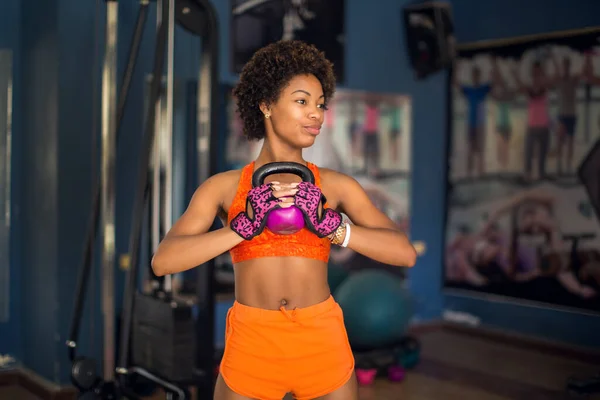 Wanita Fit Dengan Kettlebell Melakukan Latihan Gym Konsep Kesehatan Dan — Stok Foto