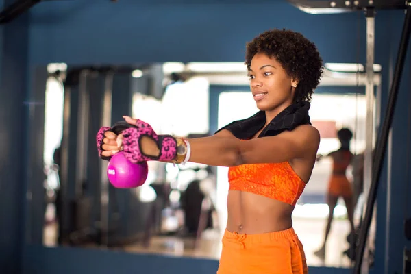 Wanita Fit Dengan Kettlebell Melakukan Latihan Gym Konsep Kesehatan Dan — Stok Foto
