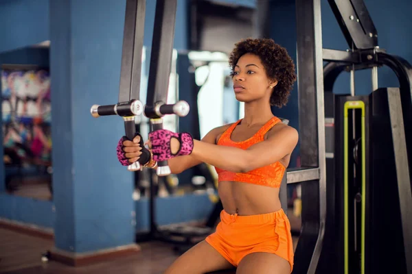 Wanita Kebugaran Melakukan Latihan Pada Mesin Dada Terbang Gym Konsep Stok Foto Bebas Royalti