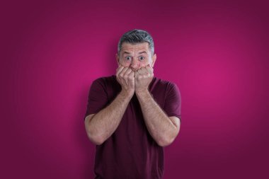 Korkmuş ve korkmuş bir adam. Korkuyu ifade etmek.