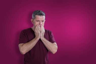 Bordo kökenli korkmuş ve korkmuş bir adam. Korku duygusu konsepti