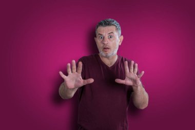 Korkmuş ve korkmuş bir adam. Korkuyu ifade etmek.