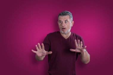 Korkmuş ve korkmuş bir adam. Korkuyu ifade etmek.