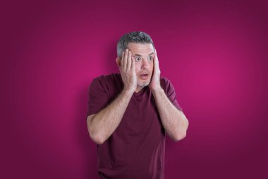 Korkmuş ve korkmuş bir adam. Korkuyu ifade etmek.