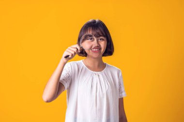 Kız elinde büyüteç tutuyor. Eğitim ve merak kavramı