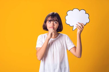 Bulut köpüğü kartı tutan kız çocuğu. Rüya kavramı