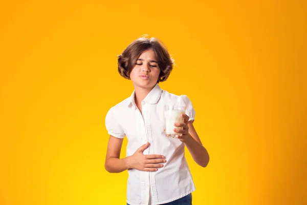 Mädchen Mit Einem Glas Milch Empfinden Bauchschmerzen Milchwirtschaft Intolerante Person lizenzfreie Stockbilder