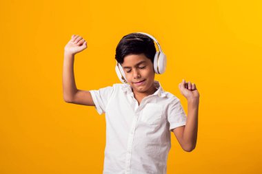 Kulaklıklı, müzik dinleyen bir çocuğun portresi. Boş zaman ve eğlence konsepti