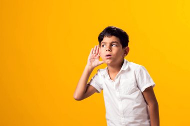 Çocuk portresi, gizlice dinleme, gizli konuşmalara kulak misafiri olma, elini kulağına dayama. Mahremiyet ve merak kavramı.