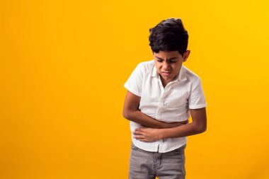 Midesi ağrıyan çocuk portresi. Sağlık ve insan kavramı