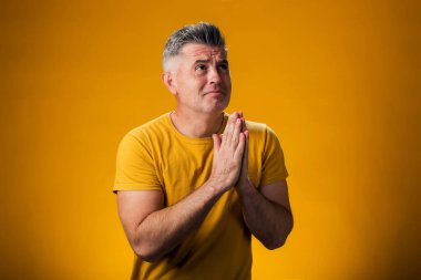 Dua eden ya da umut eden bir insanın portresi. İnsanlar ve duygu kavramı