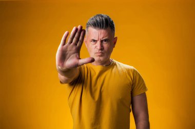 Dur hareketi gösteren bir adam portresi. İnsanlar ve duygu kavramı