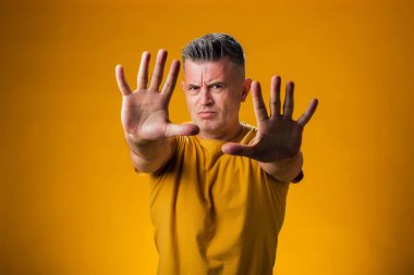 Dur hareketi gösteren bir adam portresi. İnsanlar ve duygu kavramı