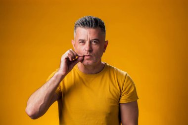 Fermuarı kapalı gösteren bir adamın portresi. Gizli ve gizlilik kavramı