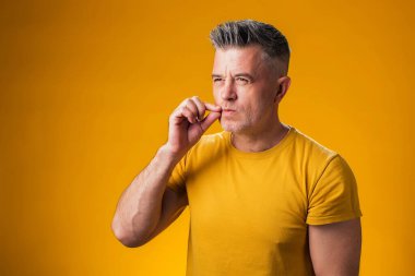 Fermuarı kapalı gösteren bir adamın portresi. Gizli ve gizlilik kavramı