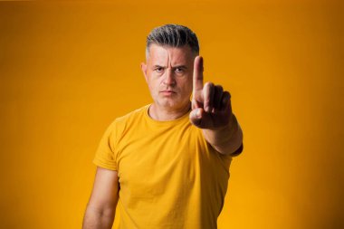 Parmakla işaret eden ciddi bir adamın portresi ve hiç hareket göstermeyen kızgın bir ifade.