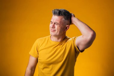 İnsan portresi şaşırtır ve soru sormayı merak eder. Sarı arka plan üzerinde kafa kafaya düşünmek. Düşünceli kavram.