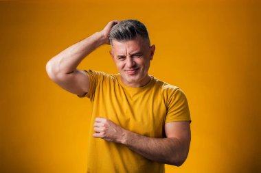 İnsan portresi şaşırtır ve soru sormayı merak eder. Sarı arka plan üzerinde kafa kafaya düşünmek. Düşünceli kavram.