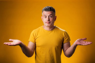 Kafası karışmış bir adamın portresi şaşkın görünüyor, hiçbir fikri, söyleyecek bir şeyi yok, sorgulanıyor ve farkında değil. İnsanlar ve duygular