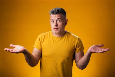 Kafası karışmış bir adamın portresi şaşkın görünüyor, hiçbir fikri, söyleyecek bir şeyi yok, sorgulanıyor ve farkında değil. İnsanlar ve duygular