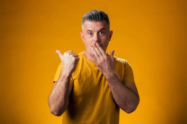 Heyecanlı ya da şaşırmış bir adamın parmağı bir yana, ağzı kapalı bir şekilde gösteren portresi. İnsanlar ve duygu kavramı