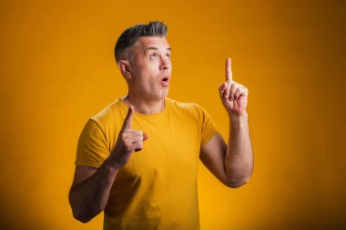 Heyecanlı ya da şaşırmış bir adamın parmak kaldırma portresi. İnsanlar ve duygu kavramı