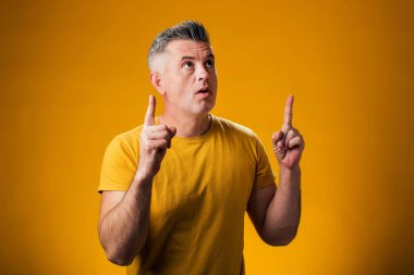 Heyecanlı ya da şaşırmış bir adamın parmak kaldırma portresi. İnsanlar ve duygu kavramı