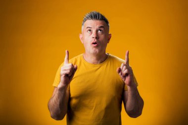 Heyecanlı ya da şaşırmış bir adamın parmak kaldırma portresi. İnsanlar ve duygu kavramı