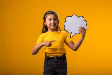 Elinde bulut baloncuğu kartı olan gülümseyen bir kızın portresi ve sarı arka planda onu işaret etmesi. Rüya kavramı