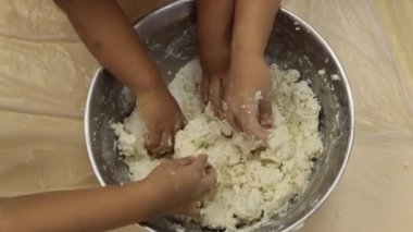 Mix flour and glutinous rice flour by hand to make delicious dough and glutinous rice balls