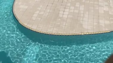 Yaz güneşinde insansız yüzme havuzu