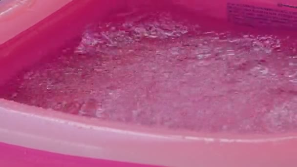 Piscina Inflable Spray Agua Fría Para Que Los Niños Jueguen — Vídeo de stock