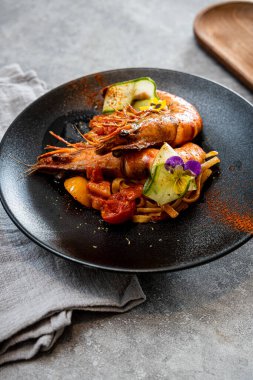 Domates, salatalık ve soğanlı ızgara kaplan karidesi.