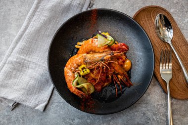 Domates, salatalık ve soğanlı ızgara kaplan karidesi.