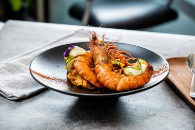 Domates, salatalık ve soğanlı ızgara kaplan karidesi.