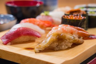 Japon yemeği - Ahşap tabakta suşi, seçici odaklı