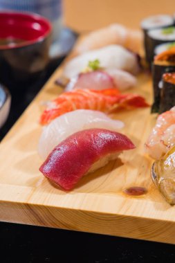 Ton balığı ve deniz tarağı suşi seti - Japon yemek tarzı - seçici odak noktası