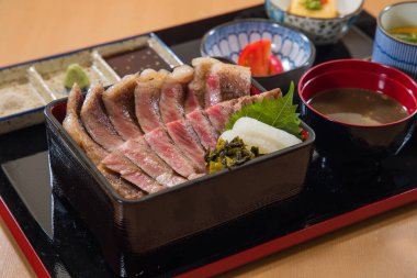 Japon mutfağı. Siyah tabakta kızarmış wagyu bifteği.