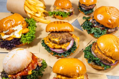 Hamburger ve patates kızartmasını kağıt üzerinde yakın..